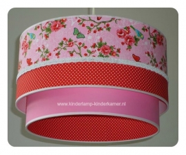 lamp babykamer roze roosjes en rode stipjes