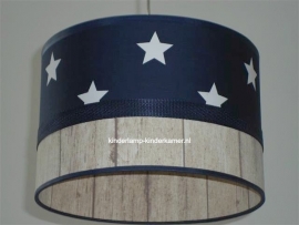 lamp babykamer donkerblauw witte sterren en steigerhout stof