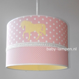 Lamp babykamer oudroze en geel paardjes