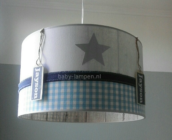 Stoere lamp babykamer  Jayson met labels en steigerhout