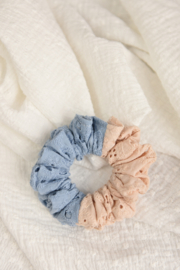 Scrunchie broderie duo blauw/nude