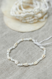 ARMBAND SCHELP WIT KLEIN