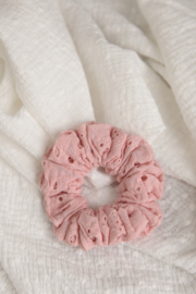Scrunchie broderie roze