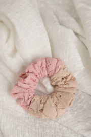 Scrunchie broderie duo roze/nude