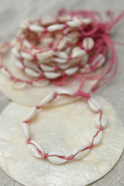 ARMBAND SCHELP ROZE