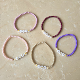 Elastieken naamarmbandje | gekleurd met bloemetjes