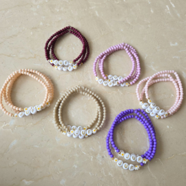 Elastieken naamarmbandje | gekleurd met bloemetjes