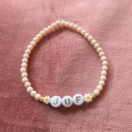 Elastieken naamarmbandje | gekleurd met bloemetjes