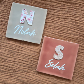 Tegeltje met initiaal en naam