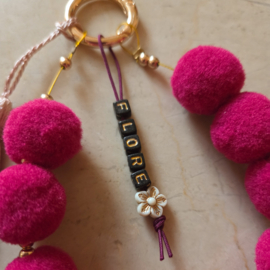Tassenhanger met naam | Pompon fuchsia
