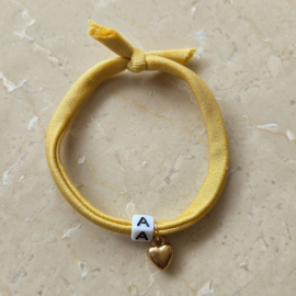 Initial armbandje elastic + hartjes bedeltje