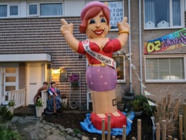 Opblaasbare feestende Sarah ca. 4 meter hoog
