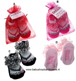 Baby sokjes in teentjes in slipper model met ruches van Soft Touch in cadeau zakje set van 4 verschillende kleuren