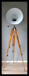 Statief lamp met zwart emaille kap op fraai oud statief! VERKOCHT!