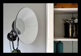Statief lamp met zwart emaille kap. VERKOCHT!