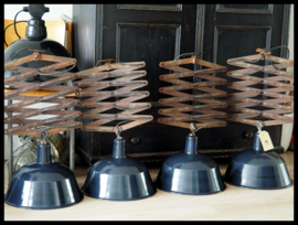 VERKOCHT! Middelgrote industriële schaarlamp, exclusief model!