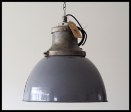 VERKOCHT!  Extreem zeldzame industriële lamp " Industria Rotterdam" , collectors item! (2 beschikbaar)
