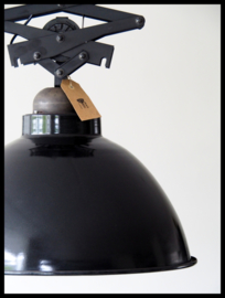 VERKOCHT! Zeer grote industriële schaarlamp, exclusief model!