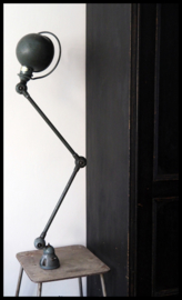 Grijsgroene industriële werklamp "JIELDE", prachtige kleur. Mooi Patine