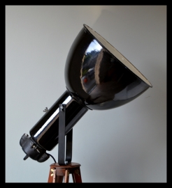 Zwarte industriële Bauhaus lamp op oud statief. Mooi! VERKOCHT!