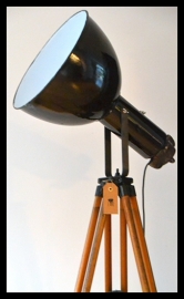 Verkocht! Prachtige zwart industriële statief lamp. Bauhaus! (meerdere beschikbaar)