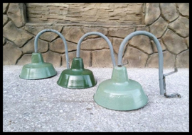 VERKOCHT! industriële wandlamp, stoere groen emaille lamp aan fraaie beugel. (meerdere beschikbaar)