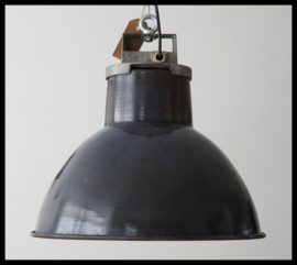 Stoere Franse emaille Mazda lamp.