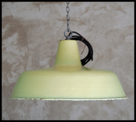 Stoere middelgrote industriële lamp in zeer lichte groene kleur (meerdere beschikbaar)