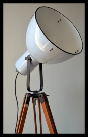 (zie " vloerlampen"  voor vergelijkbare modellen) industriële statief lamp, emaille lamp op fraai houten statief. VERKOCHT!