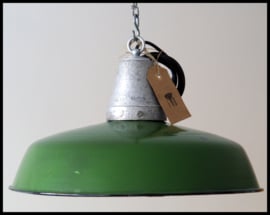 (verkocht) Industriële emaille lamp, machine groen