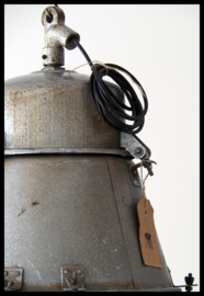 Industriële lamp , middelgrote grijze fabriekslamp met bolglas en gaas.