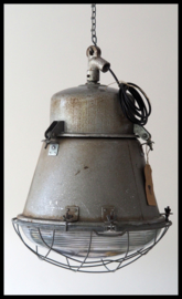 Industriële lamp , middelgrote grijze fabriekslamp met bolglas en gaas.
