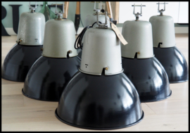 Zwart / antraciet industriële Philips lamp Frankrijk (nog 1 beschikbaar!)