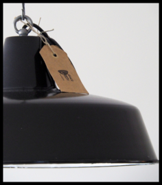 VERKOCHT! Mooie middelgrote zwarte industriële lamp  (meerdere beschikbaar)