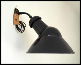 Mooie grote zwart emaille asymmetrische industriële wandlamp (1 beschikbaar)