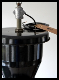 VERKOCHT! Zwart industriële emaille hanglamp, zeldzaam klok model!