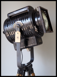 VERKOCHT! Industriële statief lamp! Grote stoere theaterlamp 1959 uit Oekraïne CCCP!