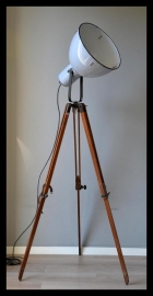 (zie " vloerlampen"  voor vergelijkbare modellen) industriële statief lamp, emaille lamp op fraai houten statief. VERKOCHT!