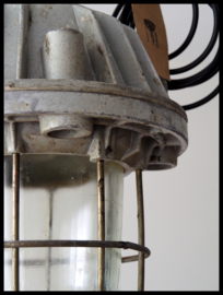 VERKOCHT! Industriële kooilamp OMP200, zeer ruige bully! ( 2 beschikbaar)
