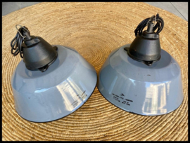 Industriële blauw emaille hanglamp. Middelgroot model.