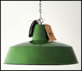 Mooie middelgrote industriële lamp in zeer mooie machinegroene kleur (nog 1 beschikbaar)