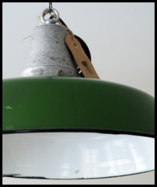 (verkocht) Industriële emaille lamp, machine groen