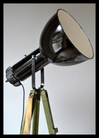 VERKOCHT! Statief lamp met zwart emaille Bauhaus lamp. Nieuwe voorraad!