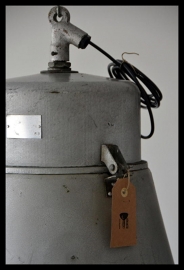 Industriële lamp , grote grijze fabriekslamp met bolglas en gaas. (nog 1 st beschikbaar)