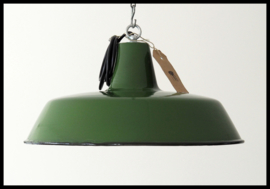Mooie middelgrote industriële lamp in zeer mooie machinegroene  kleur (meerdere beschikbaar)