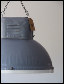VERKOCHT! Industriële lamp, grote ovale grijze fabriekslamp. zeer stoere lamp!
