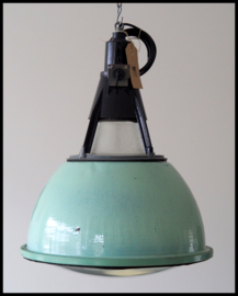 VERKOCHT! Lichtgroen industriële lamp CCCP model 5, bijzonder model.