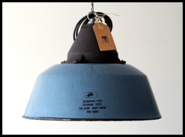 VERKOCHT! Industriële blauw emaille hanglamp. Middelgroot model.