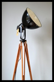 Zwarte industriële statief lamp.  model Bauhaus . Mooi! VERKOCHT!