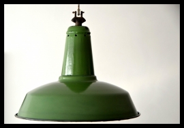 Franse groene industriële emaille hanglamp. Mooie staat! VERKOCHT!